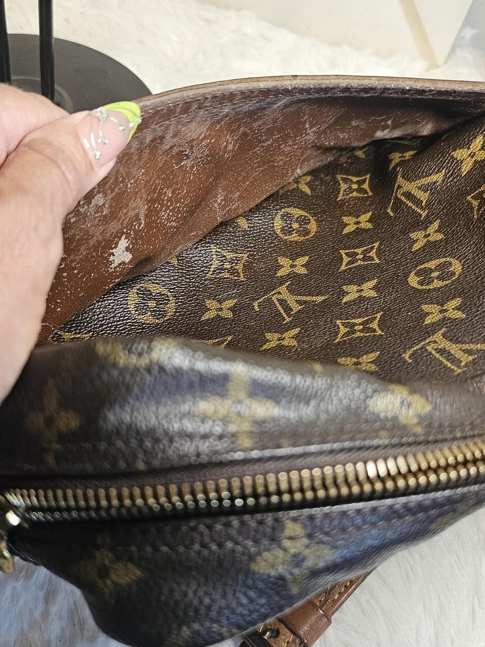 Louis Vuitton Trocadero 27 Crossbody Bag - Picture 15 of 16